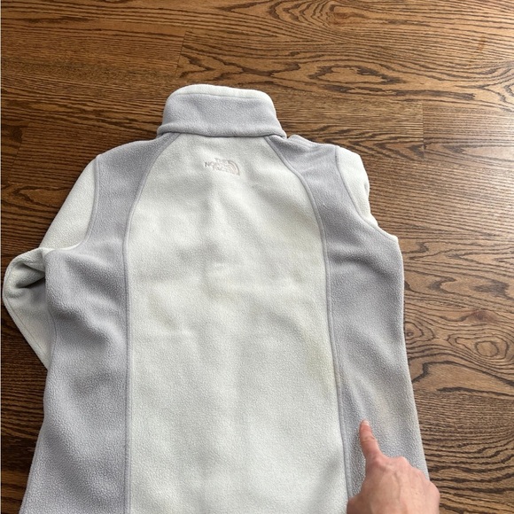 Medium women’s north face jacket - Picture 3 of 5
